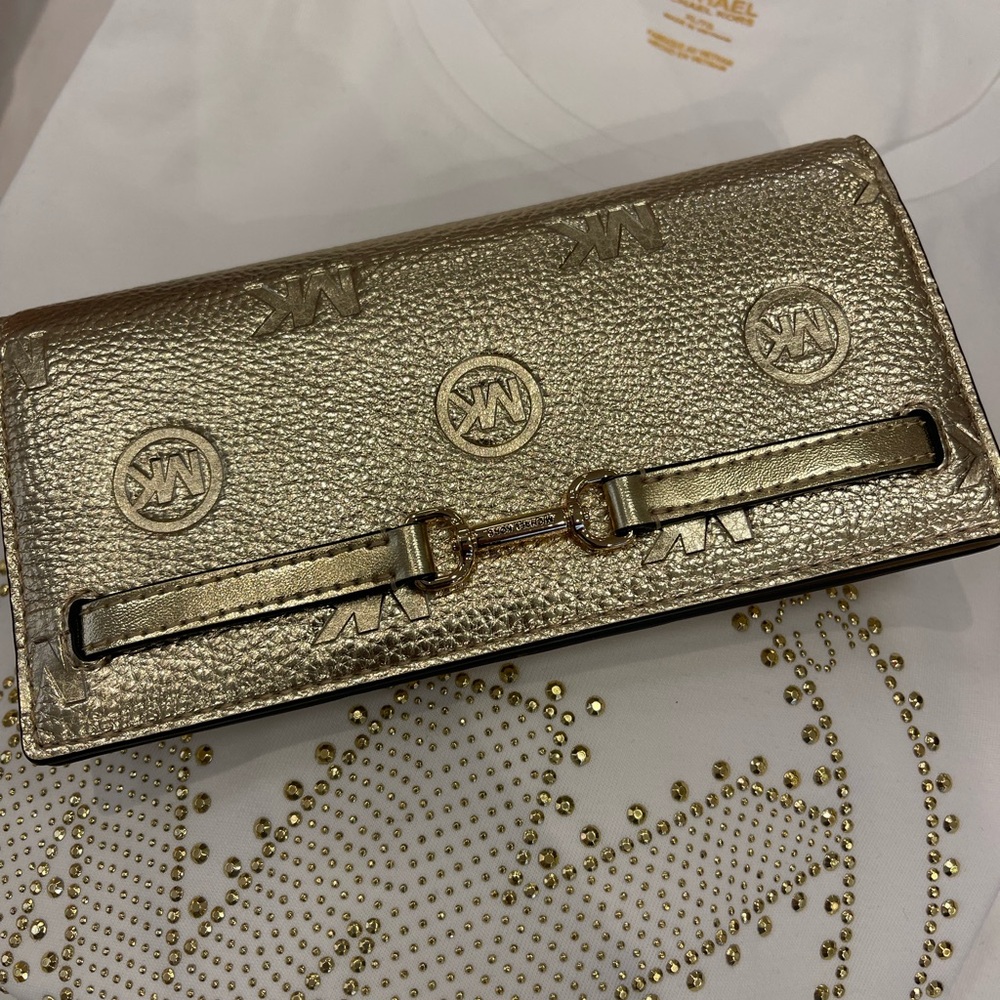 MICHAEL KORS Carson Lg Metallic Logo Debossed Snap Bifold Wallet
Pale Gold
NWT - Picture 6 of 16